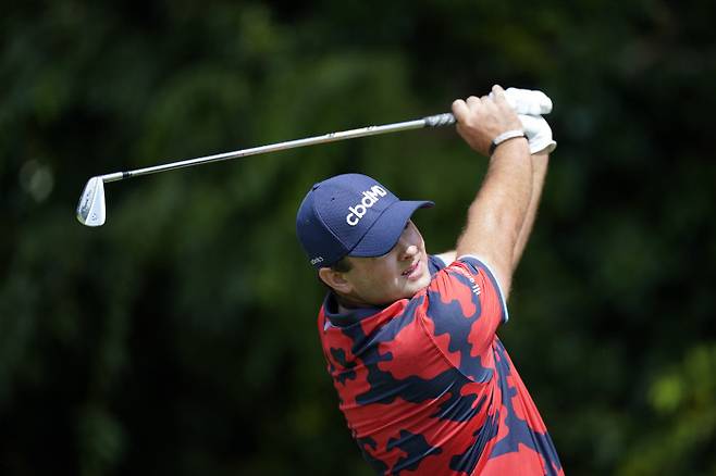 패트릭 리드가 3일 미국 조지아주 애틀랜타 이스트 레이크 골프장에서 열린 PGA 투어 플레이오프 최종전 투어 챔피언십 1라운드 2번홀에서 샷을 날리고 있다. 애틀랜타ㅣAP연합뉴스