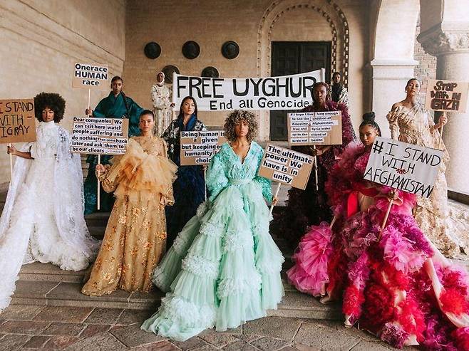 '위구르에 자유를, 모든 학살을 끝내자'(Free Uyghur: End All Genocide)라는 현수막이 걸린 디지털 패션쇼 [사진 보그 스칸디나비아 웹사이트. 재판매 및 DB 금지]