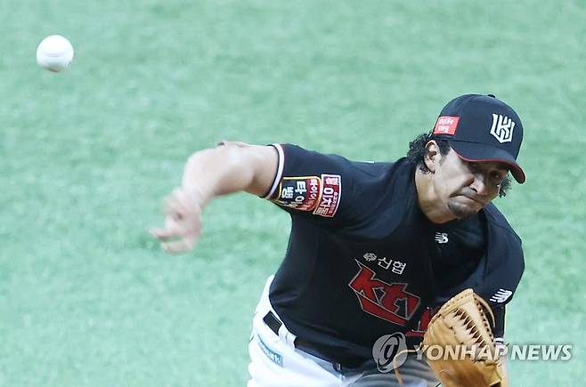 KT 선발 쿠에바스 (서울=연합뉴스) 신준희 기자 = 3일 고척스카이돔에서 열린 프로야구 키움과 KT의 경기. 
    KT 선발 쿠에바스가 역투하고 있다. hama@yna.co.kr