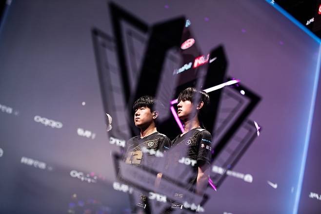 RNG '갈라' 천웨이(오른쪽)와 '밍' 시센밍(사진=LPL 官方).