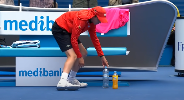 사진= 라파엘 나달의 물병을 세심하게 세워놓는 볼보이, AustrailianOpenTV 공식 유튜브 채널