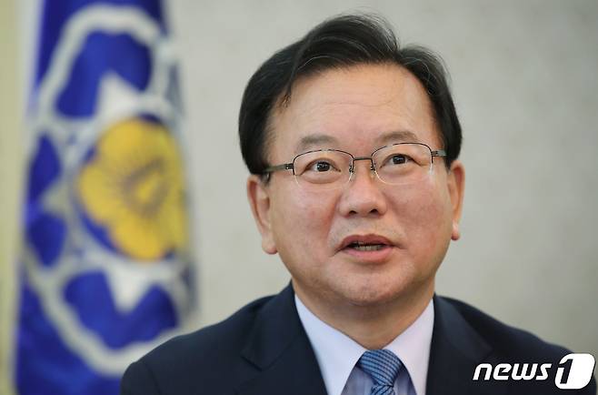 김부겸 국무총리가 3일 서울 종로구 정부서울청사 접견실에서 뉴스1과 인터뷰를 하고 있다. 2021.9.3/뉴스1 © News1 박정호 기자
