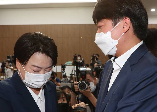 국민권익위원회의 부동산 전수조사에서 부친의 농지법 위반 의혹이 제기된 국민의힘 윤희숙 의원이 지난 8월 25일 소통관에서 의원직 사퇴 및 대선 불출마 선언 기자회견에 나서자 이준석 대표가 기자회견장으로 찾아와 윤 의원을 만류하며 눈물을 흘리고 있다. 2021.8.25/연합뉴스