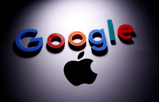 A 3-D printed Google logo is placed on the Apple Macbook in this illustration. [REUTERS/YONHAP]