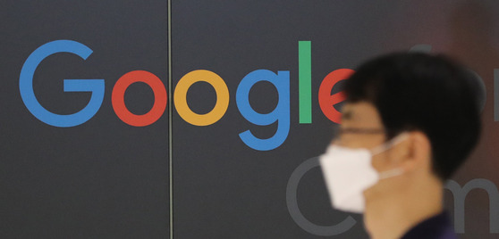 A passerby walks past Google Korea's logo at Google Korea's Startup Campus in Gangnam, southern Seoul, on Aug. 30. Korea became the first country in the world to pass a law to ban app store markets, namely Google and Apple, from forcing app developers to use their in-app purchase systems on Tuesday. [NEWS1]