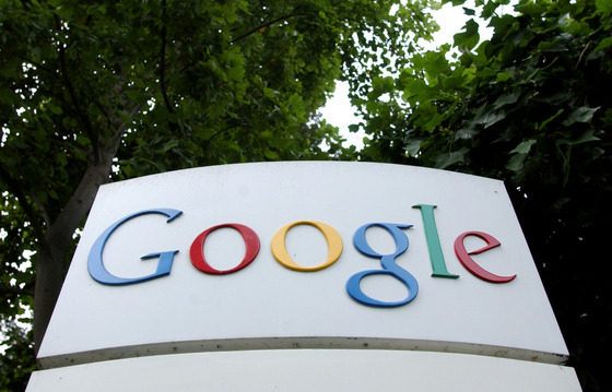 The Google logo is seen outside their headquarters in Mountain View, California Aug. 18, 2004. [REUTERS/YONHAP]