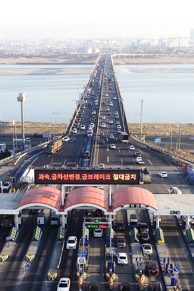 일산대교 통행료가 오는 10월부터 무료화 될 전망인 가운데, 사진은 출근시간대 김포방향 일산대교로 진입하는 차량들의 모습[김포시 제공]
