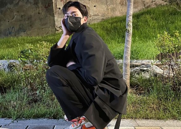 Actor Song Kang showed off his recent warm-hearted situation.Song Kang posted a picture on his Instagram on the 4th without any comment.In the photo, Song Kang is sitting on the street and staring at the camera with one hand wrapped around his face.Song Kang, who wears black pants and sneakers in a black coat, adds sophistication to black mask.Song Kang, who makes a picture even if he sits down, catches his eye by showing off his hunnami coming through Mask.On the other hand, Song Kang recently met with fans in the end JTBC drama I Know as Park Jae-hyun.