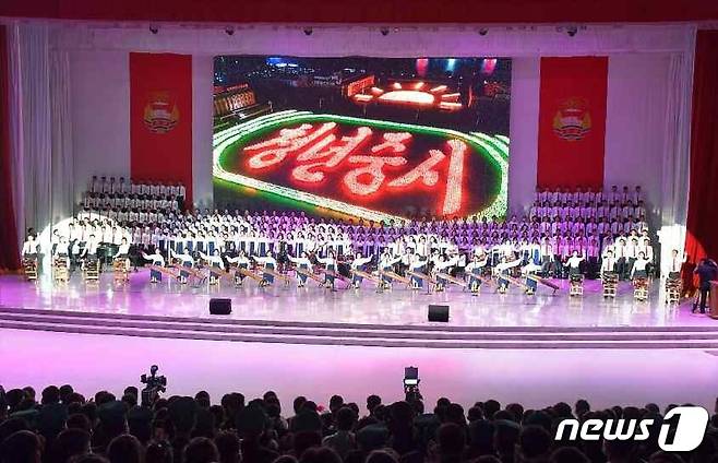 (평양 노동신문=뉴스1) = 청년절 경축무대 '애국청년의 위용떨치리'. [국내에서만 사용가능. 재배포 금지. DB 금지. For Use Only in the Republic of Korea. Redistribution Prohibited] rodongphoto@news1.kr