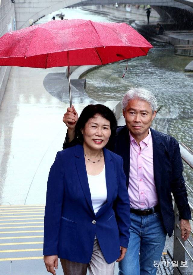 우산 함께 쓰는 건 오랜만인 듯, 어딘지 어색해보이는 강찬영 박경옥 부부. 청계천에서. 이훈구 기자 ufo@donga.com