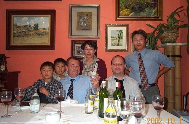 2002년 스페인 근무를 마치고 한국에 귀임하기 전 현지 직원들과 저녁식사를 했다. 강찬영 씨 제공