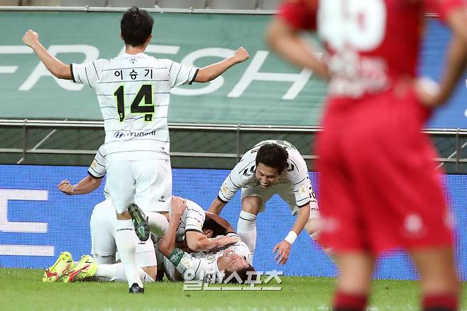 FC서울전에서 극장골을 터트린 홍정호가 그라운드에 누워 동료들의 축하를 받고 있다. 김민규 기자