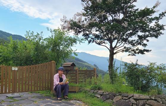 지리산 자락 등구재 아래에서 시를 낭독하는 박남준 시인. 앉아서 시를 읽는 자세도 참 반듯하다.