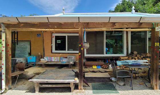 지리산 남쪽 자락 양지바른 터에 자리한 박남준 시인의 집. 언뜻 어수선해보이나 나름 다 정돈돼 있다.