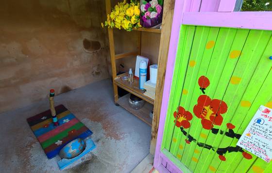 박남준 시인의 변소. 이렇게 예쁜 재래식 변소가 또 있을까 싶다. 여기서 나오는 퇴비로 텃밭 채소를 키운다.