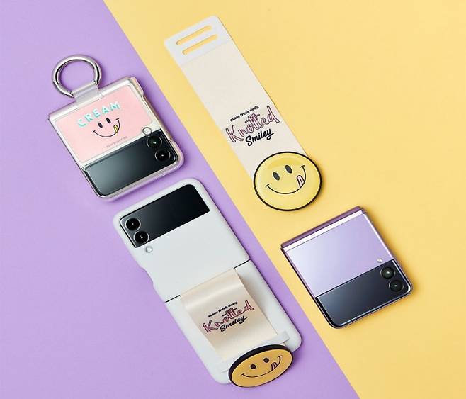 갤럭시Z플립3에 삼성전자와 카페 노티드가 협업해 만든 액세서리를 끼운 모습. 카페 노티드 인스타그램