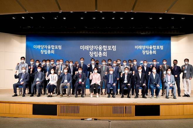 지난 6월30일 경기도 수원시 한국나노기술원에서 열린 미래양자융합포럼 창립총회에서 임혜숙 과기정통부 장관 등 참석자들이 기념촬영을 하는 모습. /사진=과기정통부