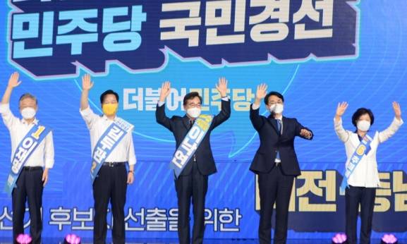 4일 오후 대전시 유성구 도룡동 대전컨벤션센터에서 열린 더불어민주당 대선 후보자 선출을 위한 대전·충남 합동연설회에서 후보자들이 기념촬영을 하고 있다. 왼쪽부터 이재명, 김두관, 이낙연, 박용진, 추미애 후보. 대전=연합뉴스