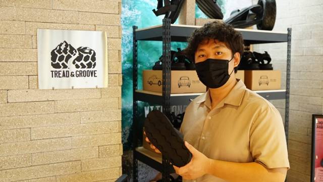 트레드앤그루브(treadngroove) 이온 대표가 폐타이어 업사이클링 신발을 들고 있다.
