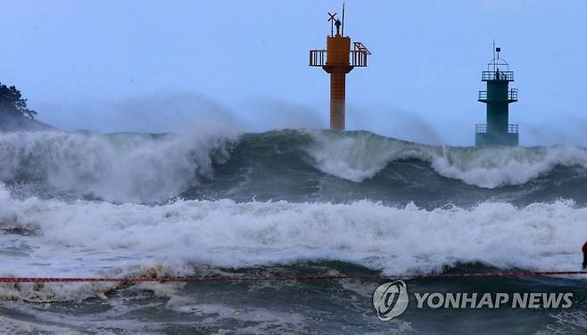 속초해변 너울성 파도 동해상에 내려진 풍랑특보로 주민과 관광객 해변 접근이 통제된 지난달 10일 속초 해수욕장 앞바다에 높은 파도가 일고 있다. [연합뉴스 자료사진]