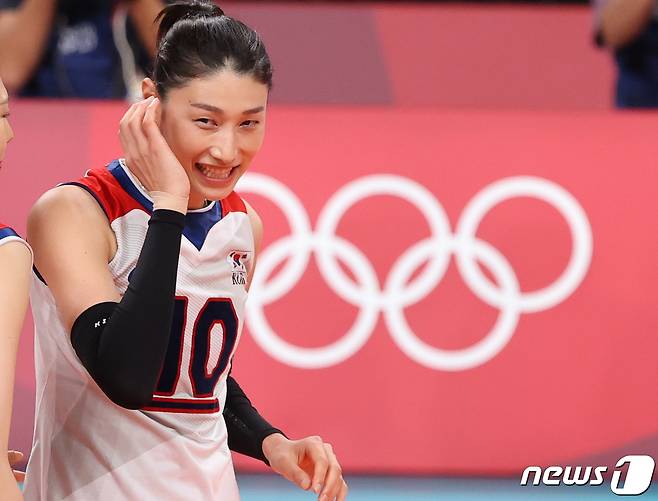 배구 김연경이 8일 일본 도쿄 아리아케 아레나에서 열린 '2020 도쿄올림픽' 여자 배구 동메달전 대한민국과 세르비아의 경기에서 미소를 짓고있다. 2021.8.8/뉴스1 © News1 송원영 기자