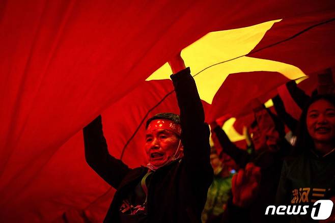 중국 축구대표팀을 응원하는 한 팬의 모습 © AFP=뉴스1