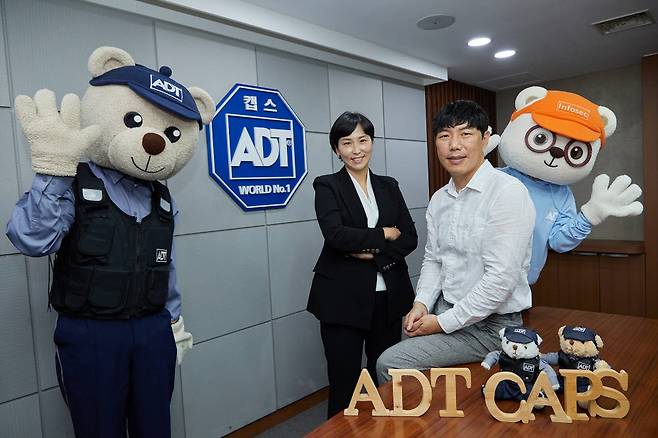 이용주(왼쪽) ADT캡스 경호팀장과 김태형 ADT캡스 이큐스트(EQST) 담당. ADT캡스 제공