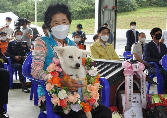 논 속에 쓰러진 주인에게 자신의 몸을 붙여 생명을 구한 '은혜 갚은 유기견 백구’가 전국 첫 명예구조견으로 임명됐다.