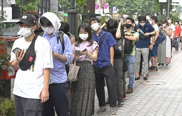 일본 도쿄도가 번화가인 시부야역 인근에 개설한 '예약 불필요' 코로나19 백신 접종소에서 사람들이 추첨권을 받기 위해 길게 줄을 서 있다. /연합뉴스