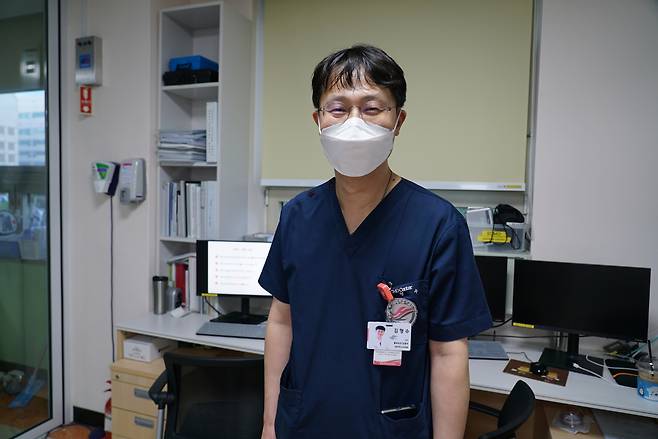 Thoracic surgeon Dr. Kim Hyoung-soo stands next to a positive pressure room where a lung transplant patient is isolated. (Kim Arin/The Korea Herald)