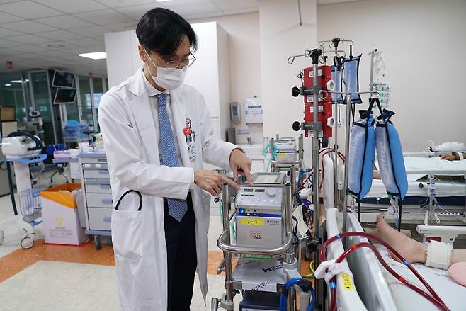 Respiratory disease specialist Dr. Park Sung-hoon is photographed explaining the functions of an ECMO machine. (Kim Arin/The Korea Herald)