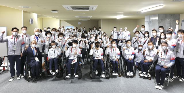 도쿄패럴림픽을 마친 한국 선수들이 6일 일본 도쿄 선수촌에서 해단식을 열고 기념사진을 촬영하고 있다. 대한장애인체육회 제공