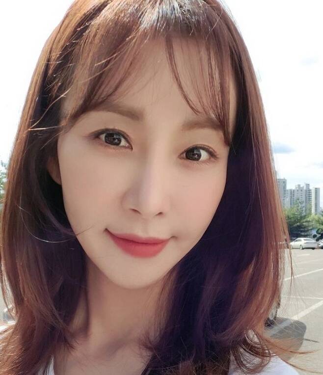 Actor Han Eun-jung has reported on the latest.Han Eun-jung wrote on his personal Instagram account on September 5, Autumn? Im getting very tough these days. Its a fight against physical strength and stress every day.I usually wish I could be Superman, but thats what Im doing. How can I be Superman? You know, Boone!!!!Han Eun-jung in the public photo is taking a self-portrait with a gentle smile. Unlike bright and bright visuals, he is saddened by the troubles of physical strength decline.The netizens who watched this share how to increase their physical strength.Meanwhile, Han Eun-jung appears on KBS 1TVs new evening drama National player wife.