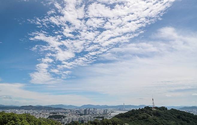 지난 5일 서울 남산에서 바라본 하늘과 시내. 연합뉴스