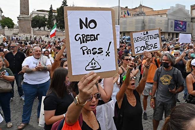 7월27일 이탈리아 로마 포폴로 광장에 모인 시민들이 코로나19 백신접종 증명서인 ‘그린 패스’ 도입 반대 시위를 벌이고 있다. ⓒAFP PHOTO