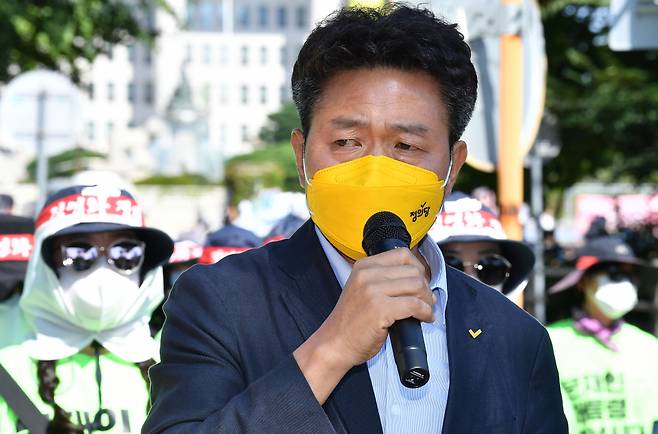 여영국 정의당 대표가 지난 3일 오전 서울 여의도 국회 정문에서 열린 국민건강보험고객센터노조 직접고용 촉구 청와대 도보행진 및 기자회견에 참석해 발언하고 있다. ⓒ연합뉴스