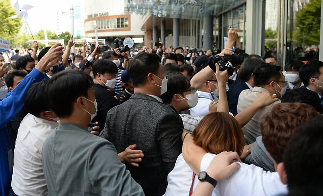 지난 4일 오후 대전시 유성구 도룡동 대전컨벤션센터에서 열린 더불어민주당 대선 후보자 선출을 위한 대전·충남 합동연설회 시작에 앞서 지지자들이 후보들을 응원하고 있다. ⓒ연합뉴스