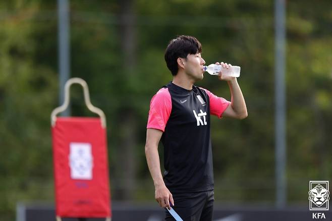 축구 국가대표팀 손흥민이 지난 4일 오후 경기도 파주 국가대표 트레이닝센터(NFC)에서 열린 훈련 도중 물을 마시고 있다. 대한축구협회 제공