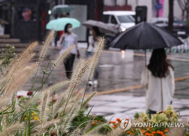 여름과 가을 사이, 비 내리는 서울 [연합뉴스 자료사진]