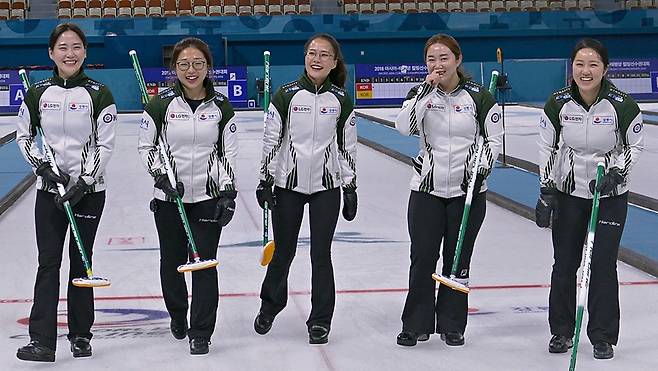 강릉시청 '팀 킴'은 오는 12월 개최되는 올림픽 자격대회(컬리피케이션)에 대비하여 2차례 해외전지 훈련과 4차례 국제대회에 출전한다. (사진=대한컬링연맹 제공)