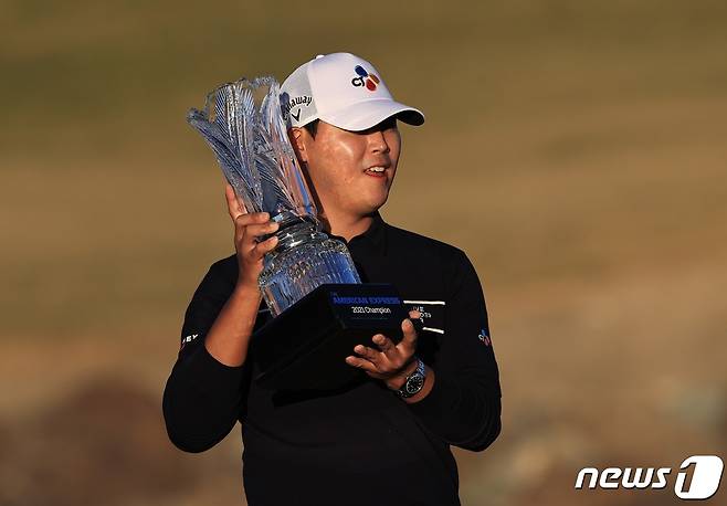 김시우가 지난 1월 PGA투어 아메리칸 익스프레스에서 3년 8개월만에 통산 3번째 우승 트로피를 들고 기뻐하고 있다. © AFP=뉴스1 © News1 우동명 기자