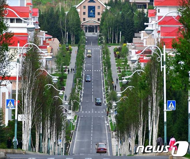 북한 대외용 월간지 조선 9월호가 공개한 삼지연시의 모습.(조선 9월호 갈무리)© 뉴스1
