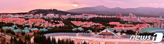 북한 대외용 월간지 조선 9월호가 공개한 삼지연시의 모습.(조선 9월호 갈무리)© 뉴스1