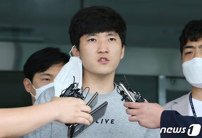 지난달 6월 24일 오전 대전 서구 둔산경찰서에서 미성년자를 성추행하고 성 착취물을 제작해 유포한 혐의를 받고있는 최찬욱이 심경을 밝히고 있다. © News1 김기태 기자