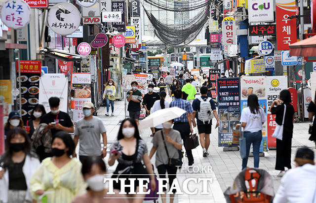 행정안전부에 따르면 7일 0시 기준 전 국민의 9.8%인 506만7000명이 '코로나 상생 국민지원금' 온라인 신청을 했다. /임영무 기자