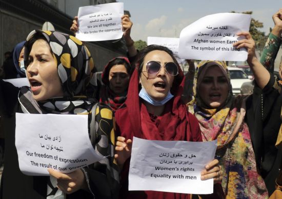 탈레반이 7일(현지시간) 수도 카불에서 반(反)파키스탄 시위대를 향해 발포해 수명이 다쳤다. 사진은 지난 3일(현지시간) 아프간 여성들이 탈레반 반대 시위를 하고 있는 모습 [이미지출처=AP연합뉴스]