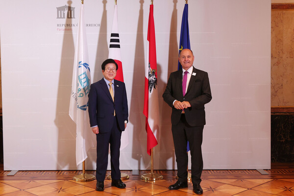 왼쪽부터 박병석 국회의장과 볼프강 소보트카 오스트리아 하원의장. 사진 국회 제공