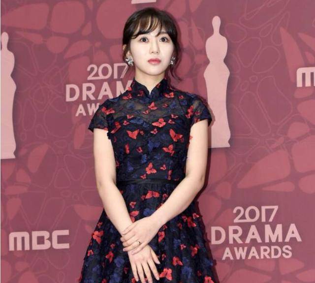 그룹 AOA출신 배우 권민아가 금연구역에서 흡연하는 사진을 게시해 논란의 중시에 섰다. 한국일보 자료사진
