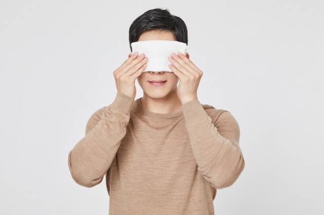 눈 찜질이나 마사지, 눈 수영 등을 하면 가을철 눈이 건조해지는 것을 예방·완화하는 데 도움이 된다./사진=클립아트코리아