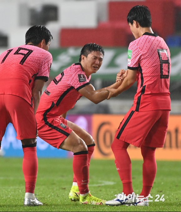 7일 오후 수원월드컵경기장에서 진행된 '2022 카타르 월드컵' 아시아 지역 최종예선 A조 2차전 대한민국과 레바논의 경기가 1-0 한국의 승리로 끝났다. 다리 근육 경련으로 누워있던 권창훈을 주세종이 일으켜 세우고 있다.